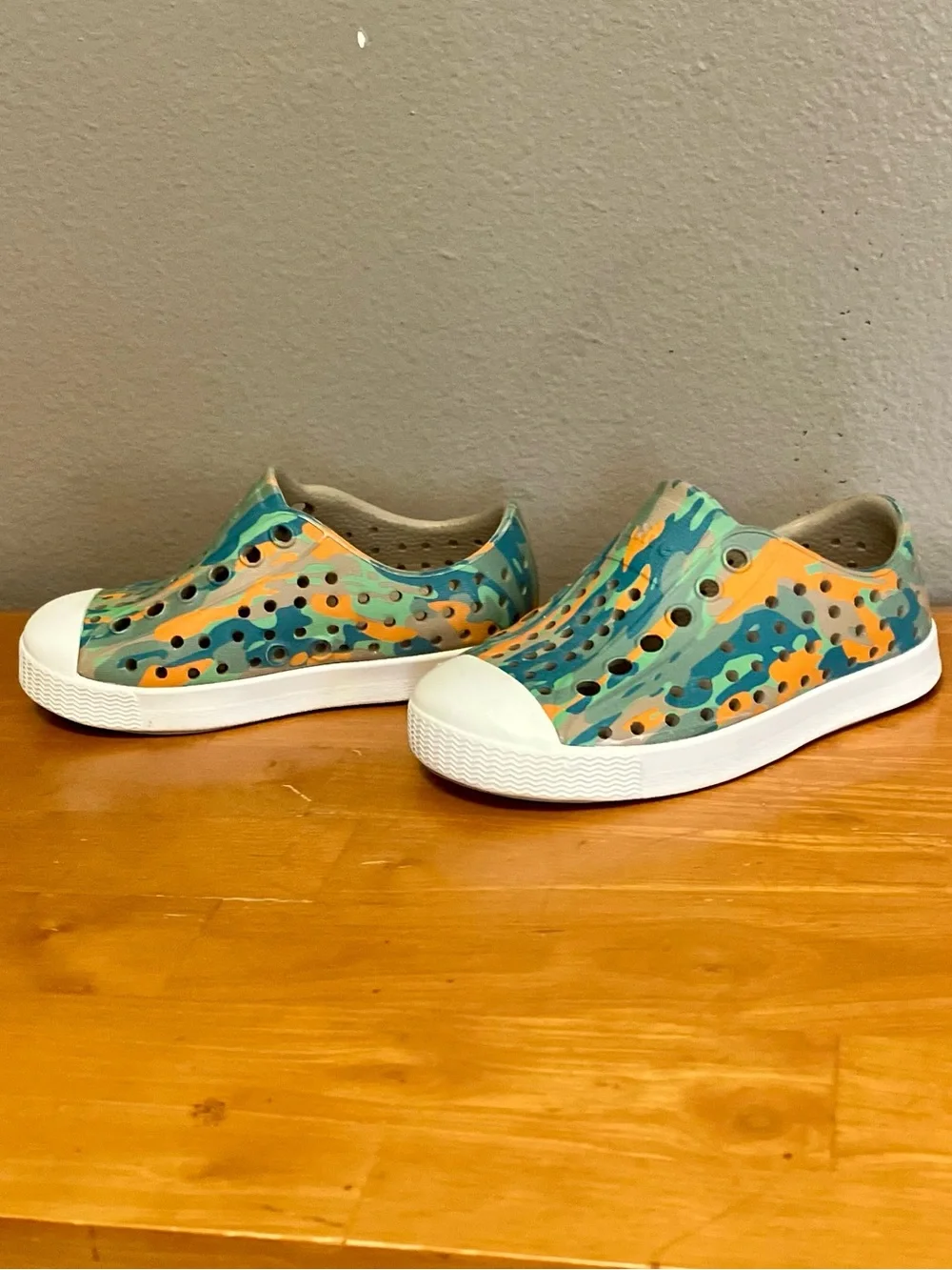 Native Jefferson Sugarlite Shoes,  City Eucamo/White/Tan - Size C5 (EUC)